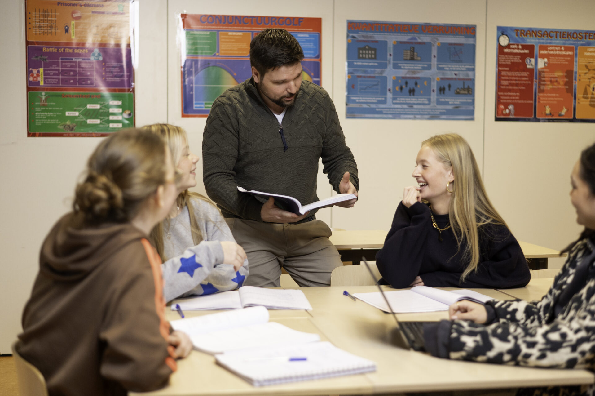 Docent economie Ben Helmus, op het Dorenweerd College tijdens het lesgeven.